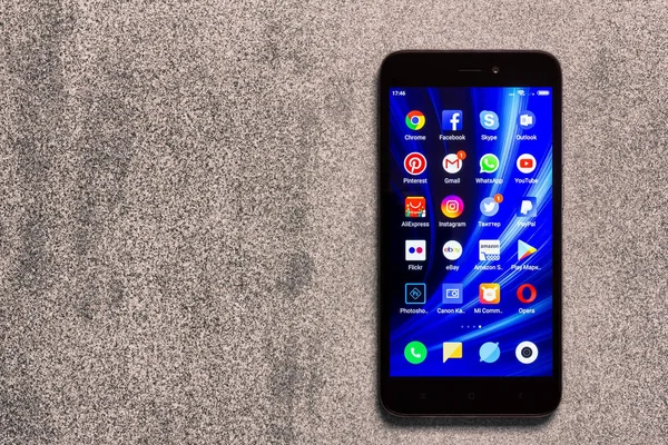 Adıge, Rusya - 3 Ocak 2018: app simgeleri Whatsapp, Youtube, instagram, Facebook, Skype, Amazon, Twitter, pinterest ve diğer akıllı telefon Xiaomi ekrandaki