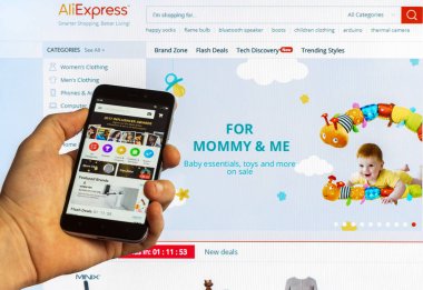 Bilgisayar monitörü bir smartphone ve Xiaomi ekranda Çin'den üreticilerin ürünleriyle aliexpress global pazardaki