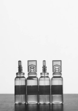 Metin alanı olan gri bir arka plan üzerinde enjeksiyonları için çözüm ile plastik ampul