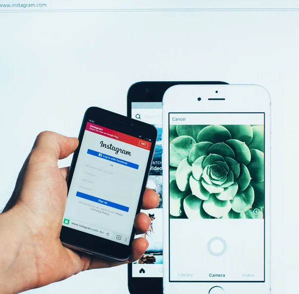 人気のソーシャル ネットワーク共有 写真や短いビデオ Instagram Xiaomi スマート フォンの画面で コンピューターのモニター上の評価のための登録ページ — ストック写真