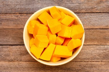 ahşap arka plan, üstten görünüm dairesel bir tabağa kabak dilimleri