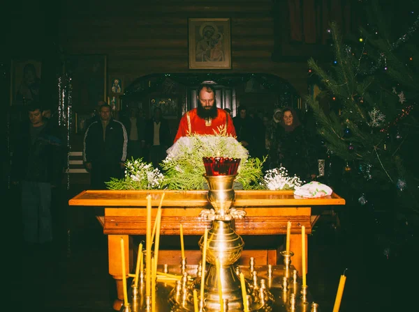 Adygea 2018年1月19日 读者读祷告在夜东正教服务在教会里顿悟的节日 — 图库照片