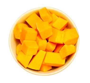 Beyaz arka plan üzerinde üstten görünüm izole bir yuvarlak tabak içinde kabak dilimleri