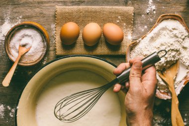 yumurta, un ve bir erkek el çırpma teli hamur ile