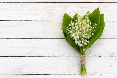 bir buket çiçek kokulu zambaklar vadideki kopya alanı ile beyaz ahşap zemin üzerinde. metin için yazı için ifadeler için alay