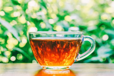 Tablo doğal zemin üzerine siyah çay