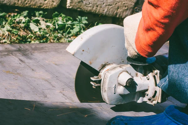 Soldador Corta Hoja Metal Por Máquina Amoladora Angular — Foto de Stock