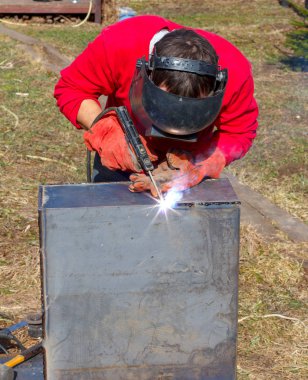 metal elektro ark kaynağı üzerinde Dikiş Kaynakçı koyar