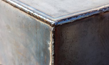 Çelik levha yakın çekim üzerinde kaynak dikiş doku