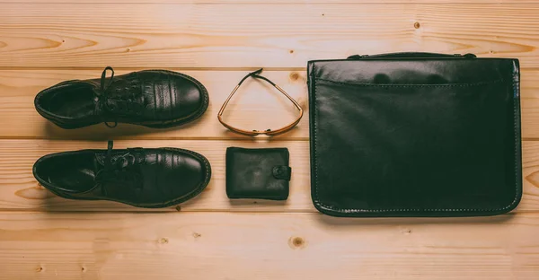 Set Mannelijke Items Zwarte Lederen Schoenen Zwart Lederen Portemonnee Zonnebrillen — Stockfoto