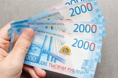 Yeni Rus banknotlar 2000 ruble erkek el yakın çekim, üstten görünüm cinsinden