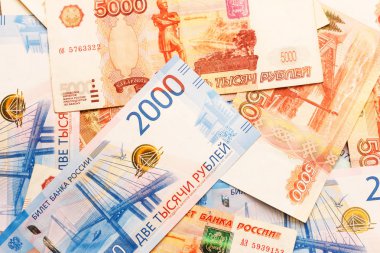 Yeni Rus banknotlar 2000 ve 5000 ruble yakın çekim, üstten görünüm, banknottan
