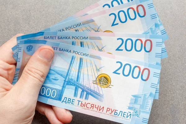 New Russian Banknotes Denominated 2000 Rubles Male Hand Close Top — Stock Photo, Image