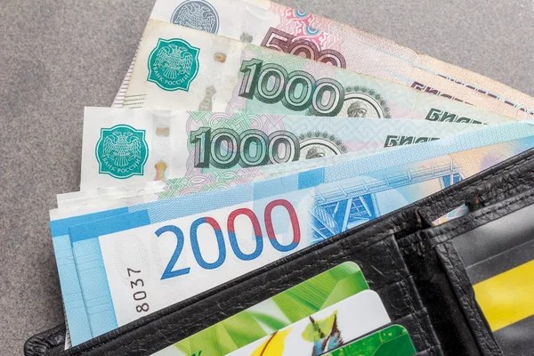 Yeni Rus banknotlar, 1000, 2000 ve 5000 ruble ve siyah deri çanta yakın çekim, üstten görünüm içinde kredi kartları banknottan