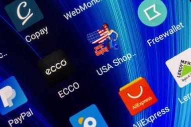 Adıge, Rusya - 12 Şubat 2018: Ecco, ABD popüler alışveriş, aliexpress, Leroy Merlin ve smartphone ekranında e-ödeme sistemi Paypal online alışveriş için mobil uygulaması