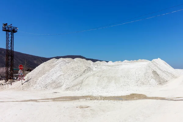 Gran Montículo Piedra Caliza Triturada Contra Cielo Azul — Foto de Stock