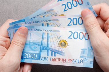 Yeni Rus banknotlar 2000 ruble erkek el yakın çekim, üstten görünüm cinsinden