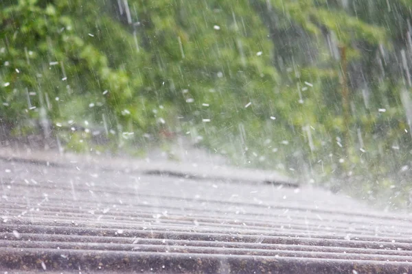 夏の雨あられとスレートの屋根の上に落ちる — ストック写真