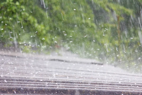 Pluie Été Avec Grêle Tombe Sur Toit Ardoise — Photo