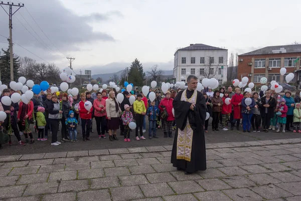 Adygea ロシア連邦 2018 正教会の司祭 ケメロヴォで火で殺されたそれらのための哀悼の日に白い風船を持つ人々 — ストック写真