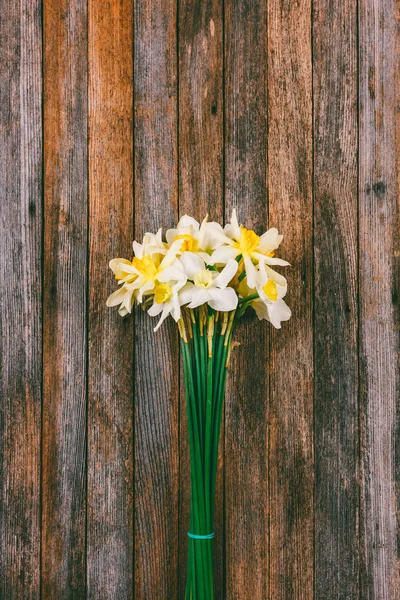 木造のレトロなグランジ背景クローズ アップに水仙花の花束 — ストック写真