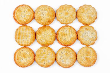 Beyaz arka plan üzerinde desenleri ile tuzlu kraker görünümü top