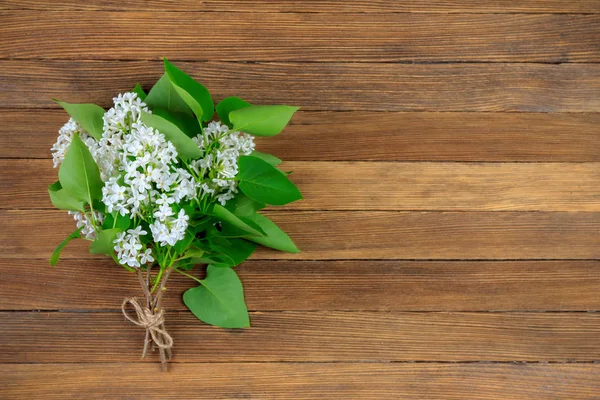 Bukiet Białych Kwiatów Bzu Zielonych Liści Drewniane Retro Tło Miejsca — Zdjęcie stockowe