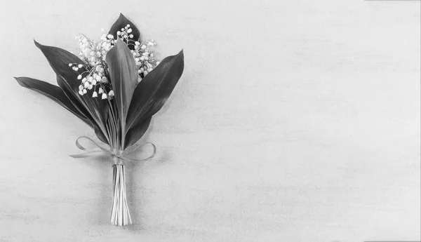 Букет Лілії Квітів Долини Пов Язаних Стрічкою Сірому Фоні Копією — стокове фото
