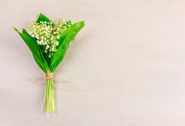 Konwalia Kwiat Bukiet Przywiązane Sznurkiem Szarym Tle Miejsca Kopii — Zdjęcie stockowe