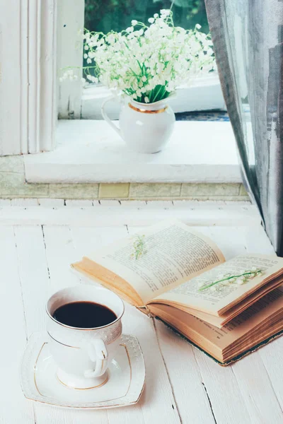 Une Tasse Café Noir Livre Ouvert Sur Une Table Rétro — Photo