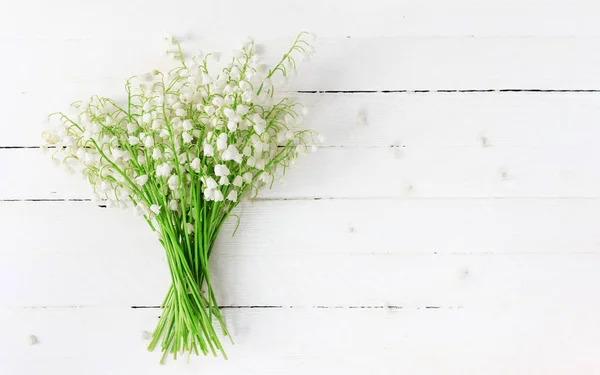 Bukiet Konwalii Zbliżenie Kwiatów Biały Drewniany Stół Miejsca Kopii — Zdjęcie stockowe