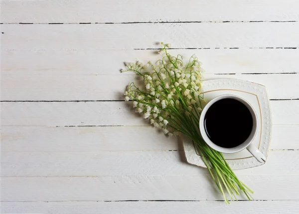 Een Kopje Koffie Een Boeket Van Lily Valley Bloemen Een — Stockfoto