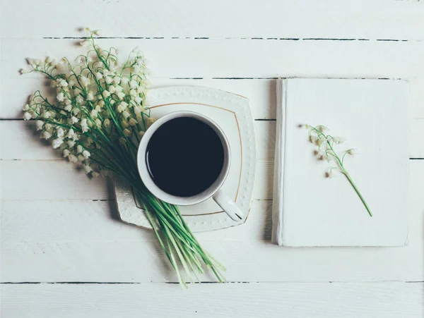 Boek Kopje Koffie Een Boeket Van Lily Valley Bloemen Witte — Stockfoto