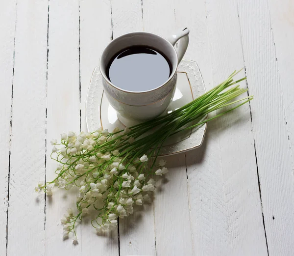 Koffie Beker Boeket Van Lily Valley Bloemen Witte Houten Tafel — Stockfoto