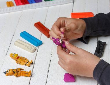 Çocuk rakamlar canlıları kahramanları bilgisayar oyunları, çizgi roman ve karikatür modelleme balmumu çamurdan sculpts