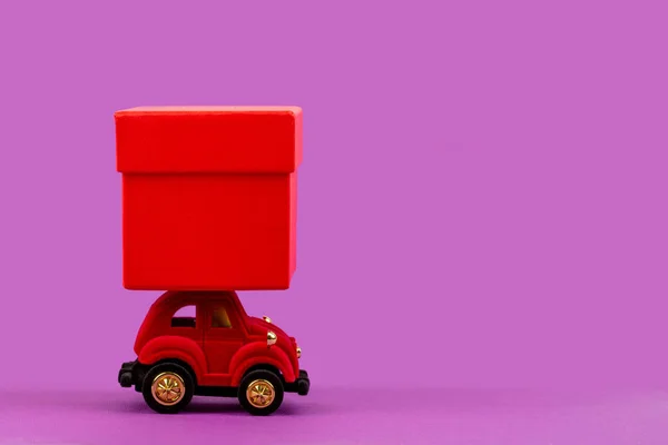 Coche Juguete Terciopelo Rojo Con Una Caja Regalo Roja Para —  Fotos de Stock