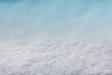 Kırmızı kadife oyuncak araba. Mor arka planda, fotokopi alanı olan bir buket çiçek getiriyor. Sevgililer günü kartı, doğum günü kartı. Çiçek teslimatı. 8 Mart, Uluslararası Mutlu Kadın Günü