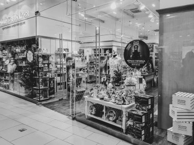 Krasnodar, Rusya - 23 Kasım 2019: Sofra takımı, ev aletleri ve ev eşyaları mağazasında Kara Cuma indirimi Krasnodar 'daki galeri alışveriş merkezinde Williams Et Oliver, siyah beyaz