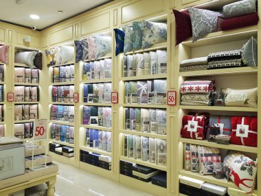 Krasnodar, Rusya - 23 Kasım 2019: Alışveriş merkezindeki Williams Et Oliver 'da yatak yastığı ve battaniye rafları