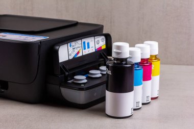 Inkjet dört renkli yazıcı. Sürekli mürekkep arzı ve doldurmak için mürekkep şişeleri var.