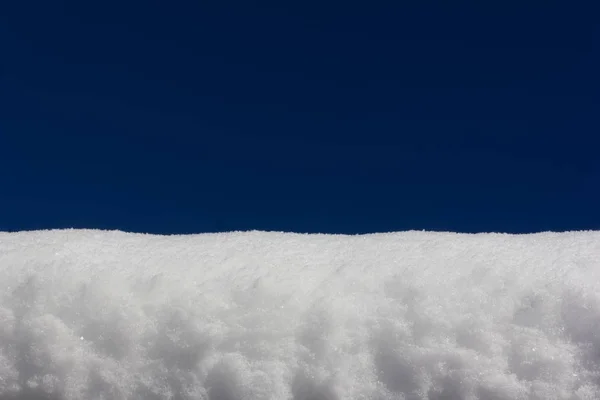 Snowdrift Sobre Fondo Azul Cielo Primer Plano Con Espacio Copia —  Fotos de Stock