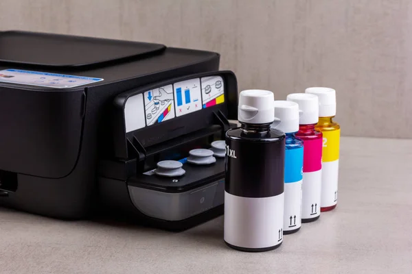 Inkjet dört renkli yazıcı. Sürekli mürekkep arzı ve doldurmak için mürekkep şişeleri var.