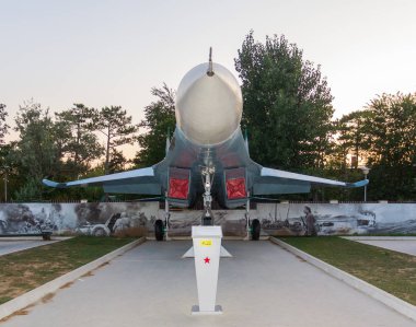 Anapa, Rusya - 11 Ağustos 2019: Anapa 'daki askeri teçhizat parkında gösteri sanatçısı Su-27 p avcı uçağı