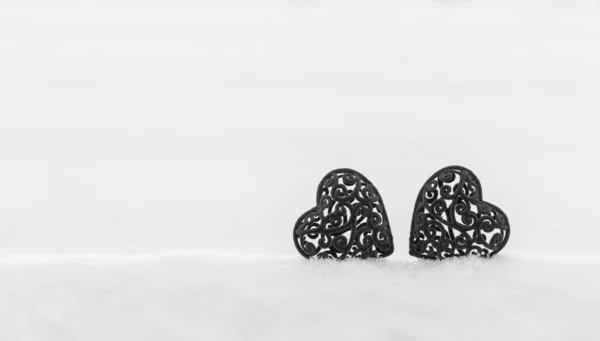 两片天鹅绒的心在雪白的背景上飘扬着 有复制的空间 情人节卡片黑白照片 — 图库照片