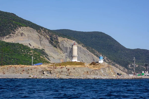 Karadeniz 'deki Utrish adasındaki deniz fenerine bakan yaz manzarası