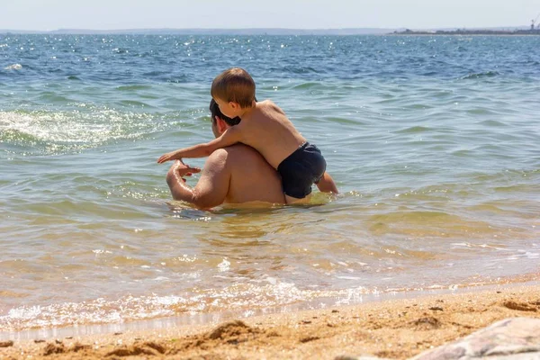 Kerch Russia August 2019 Young Father Young Son Swim Play — 스톡 사진