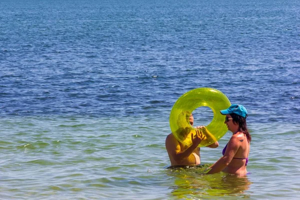 Kerch Rússia Agosto 2019 Homem Puffs Out Yellow Childs Swimming — Fotografia de Stock