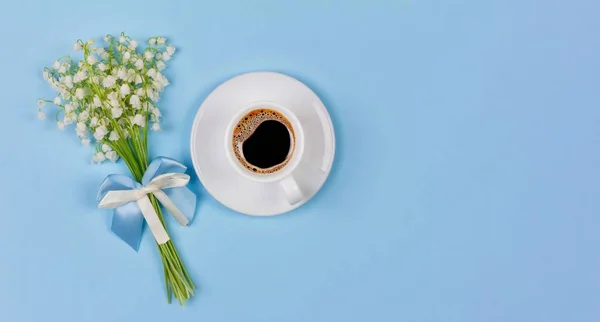 Een Kopje Zwarte Koffie Een Schotel Een Boeket Bloemen Lelie — Stockfoto