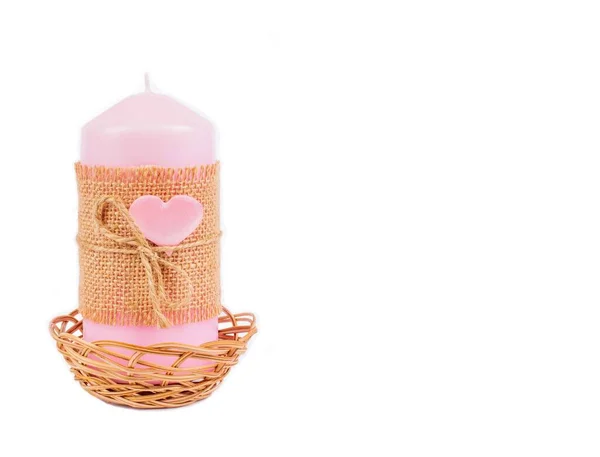 Vela Rosa Artesanal Com Coração Rosa Envolto Serapilheira Fundo Branco — Fotografia de Stock