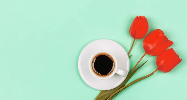 Een Kopje Zwarte Koffie Een Schotel Een Boeket Bloemen Rode — Stockfoto